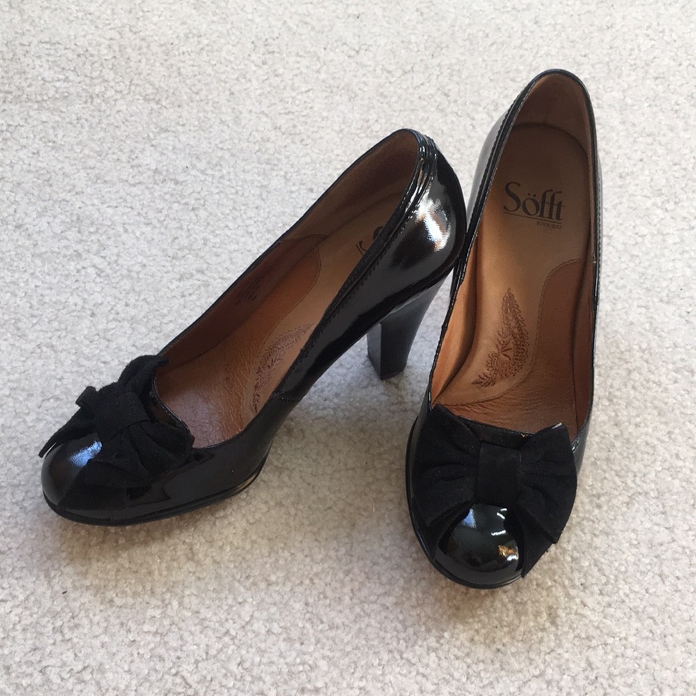 EUC Sofft black patent fleur heeled pump